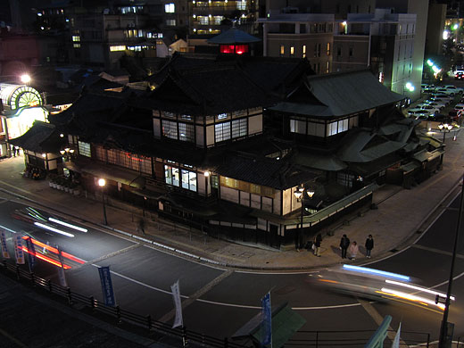 夜の道後温泉