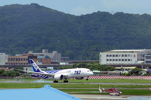 台北松山空港のボーイング787