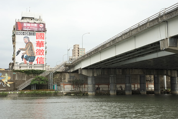 大稻埕から船で淡水へ