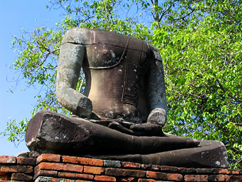 首や手が落とされた仏像
